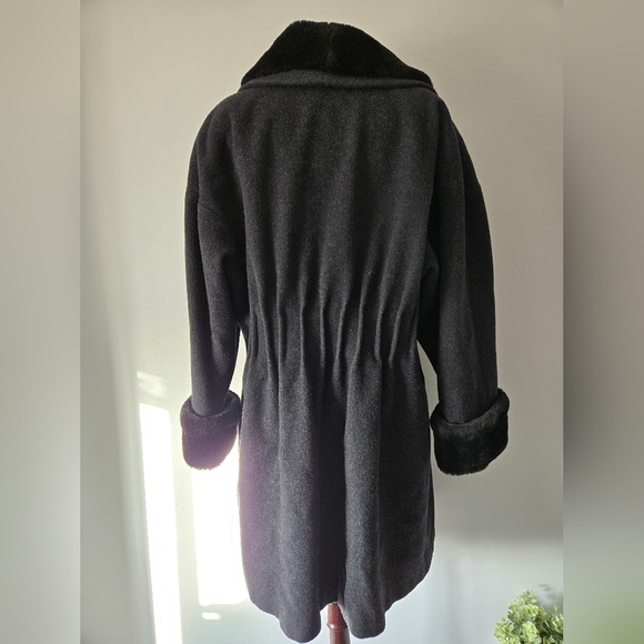 VINTAGE XCEPTION virgin wool Black Double-Breasted Coat with faux fur collar. 14 - Picture 9 of 14